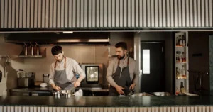 Chef utilizando AI Chef Pro para crear recetas instantáneas y realizar sustituciones de ingredientes con inteligencia artificial.