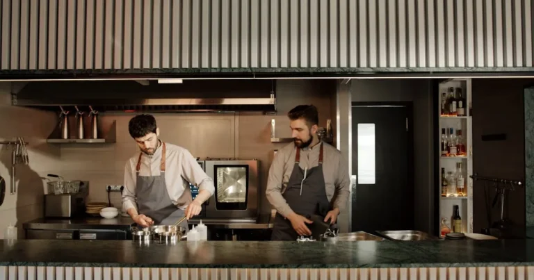 Chef utilizando AI Chef Pro para crear recetas instantáneas y realizar sustituciones de ingredientes con inteligencia artificial.