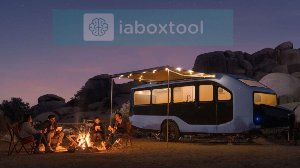 Caravana Pebble Flow moderna con tecnología de IA, estacionada en paisaje desértico rocoso al atardecer, con luces led encendidas