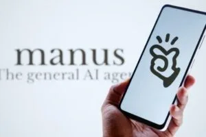 Asistente de inteligencia artificial Manus.im ayudando a automatizar tareas y mejorar la productividad en el trabajo y la vida diaria.