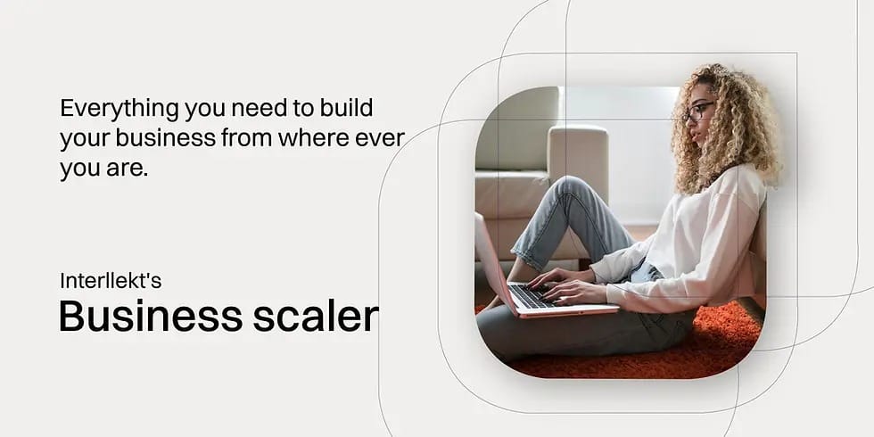 Interllekt Business Scaler: Equipo de profesionales colaborando en una oficina moderna, discutiendo estrategias de crecimiento empresarial con métricas y gráficos en pantalla. Solución integral para escalar negocios de manera eficiente.